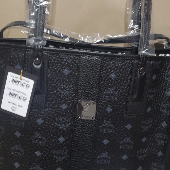 MCM Liz Reversible Medium Tote-Reversible to Geometric Pattern on Inside - Picture 10 of 12